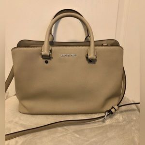 Totally giftable🎁 BRAND NEW Michael Kors “Savanna” Handbag / crossbody Bag.